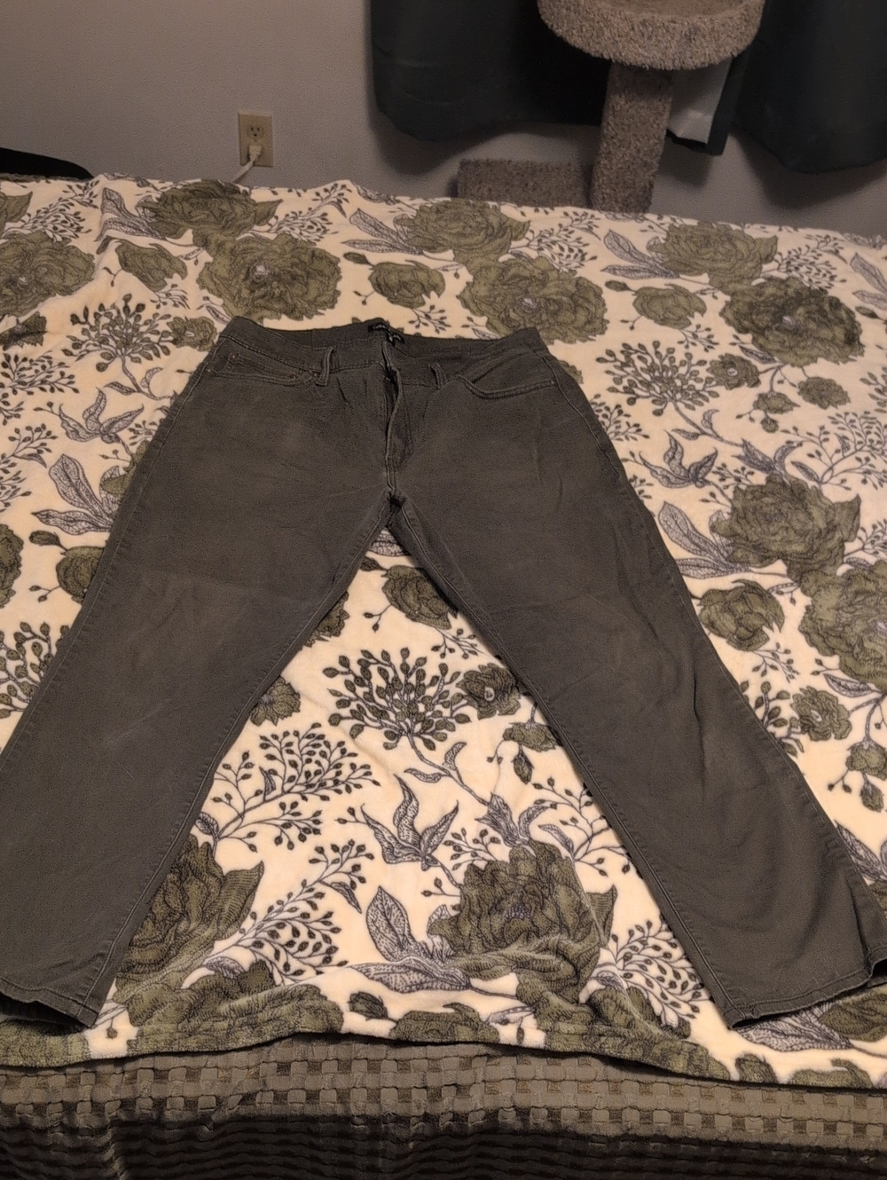 Lucky Brand Olive Green Men's Chinos 410 Athletic Straight